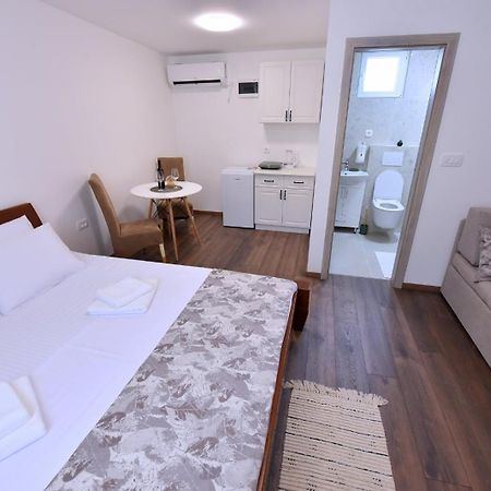 Airport Apartments Tri Hrasta Podgorica Bagian luar foto