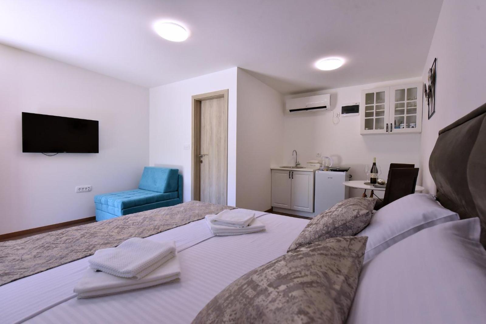 Airport Apartments Tri Hrasta Podgorica Bagian luar foto