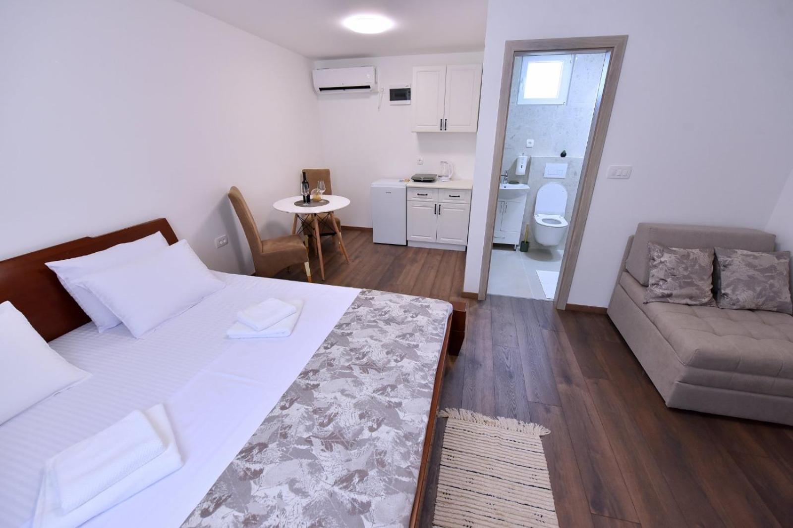 Airport Apartments Tri Hrasta Podgorica Bagian luar foto