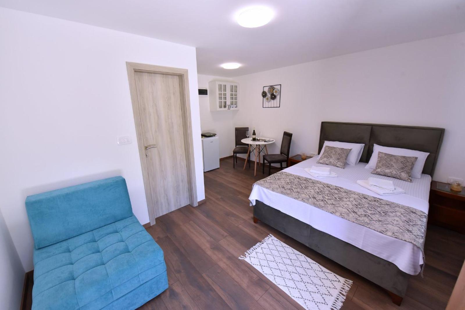 Airport Apartments Tri Hrasta Podgorica Bagian luar foto