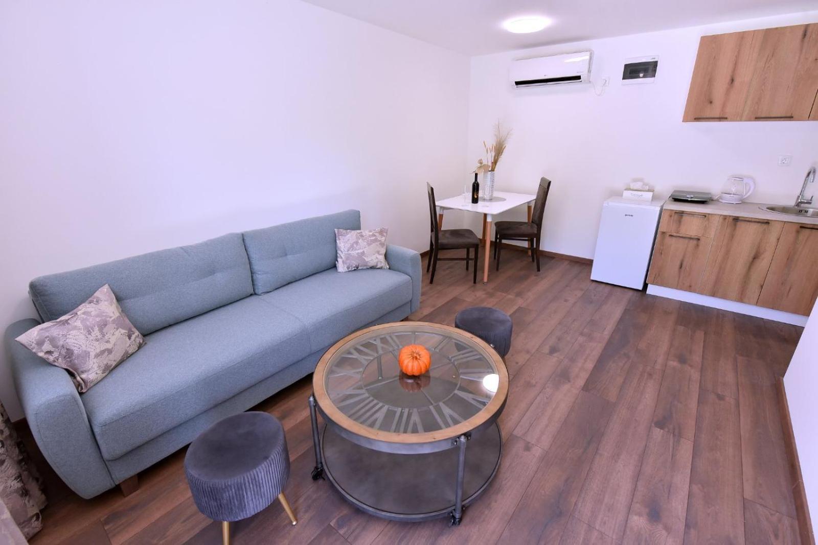 Airport Apartments Tri Hrasta Podgorica Bagian luar foto