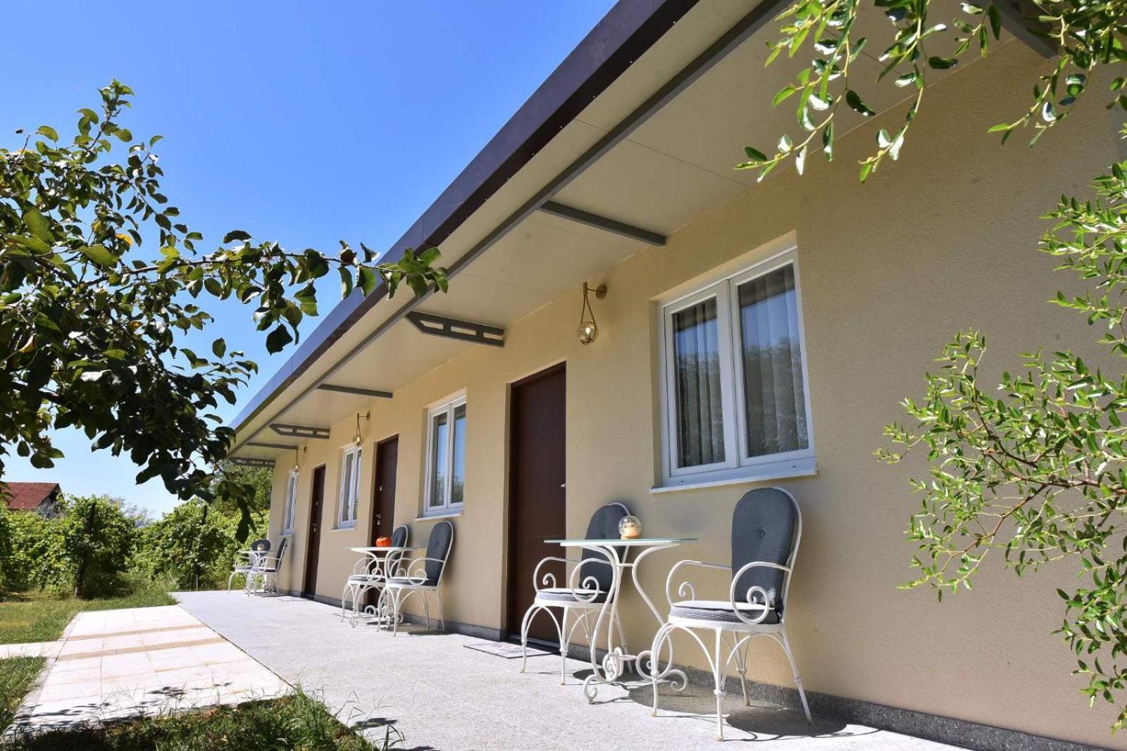 Airport Apartments Tri Hrasta Podgorica Bagian luar foto
